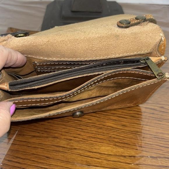 Patricia Nash Tori Crossbody. Iconic signature map. Leather. Many pockets. EUC. - Picture 5 of 9